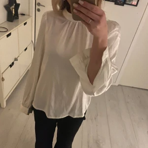 Vit blus - Säljer min vita blus från vero Moda! Den är i fint skick då jag bara använt den 3 gånger💞säljer för 200kr! Använd gärna köp nu☺️