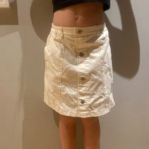 Vit jeans kjol - En fin vit jeans kjol för 9-10 år ⚪️⚪️ aldrig använd, bara på bilden