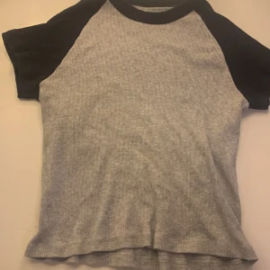 Supersöt t shirt - Jättefin grå t shirt med svart krage och ärmar. Jättefint skick, endast använd ett par gånger. Passar som Xs/S/M. Perfekt till våren och sommaren. 💗💗💗