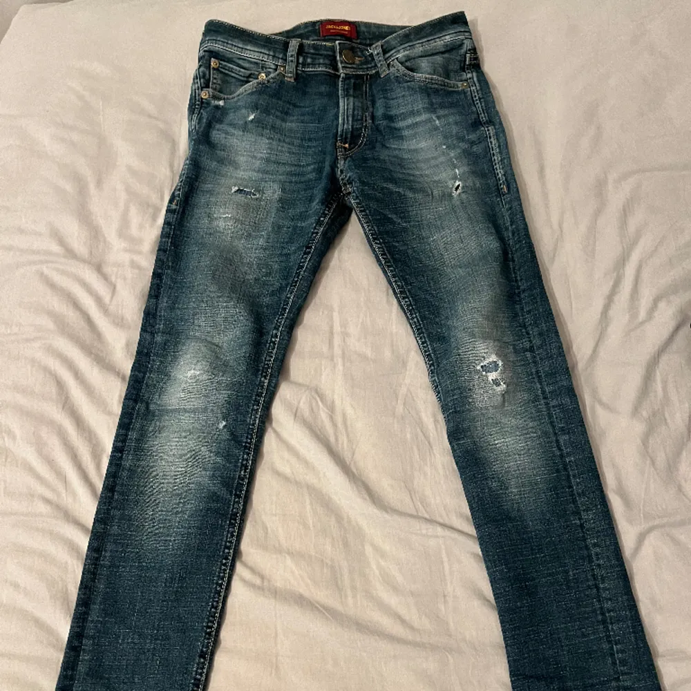 Jeansen sitter riktigt snyggt och liknar dondup jeansen. Storlek W27 L32. Vid minsta funderingar eller ifall du vill ha fler bilder så kan du höra av dig. . Jeans & Byxor.