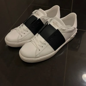 Valentino skor - Köpta för ca 6000 Box och allt följer med som i bild 3   Kvitto Finns   Skick 10/10