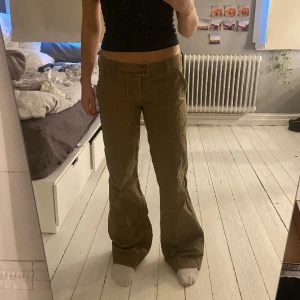 Lågmidjade byxor - Jättesnygga Lågmidjade byxor, cargo/chinos liknande.  Innerben: 80 Rakt över midja: 39