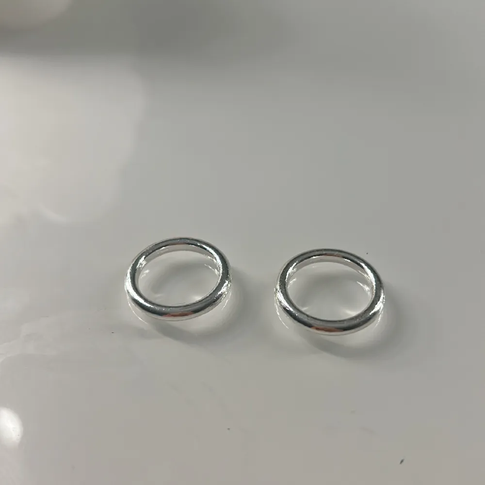 Säljer 2 tjocka silver ringar och de gör jag för att de är förstora för mig och jag brukar ha xs i ringar då jag har väldigt små ringar så antingen är detta xs fast stor storlek eller en S. Accessoarer.