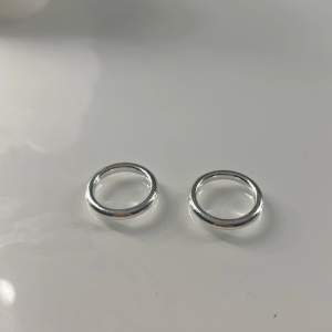 Säljer 2 tjocka silver ringar och de gör jag för att de är förstora för mig och jag brukar ha xs i ringar då jag har väldigt små ringar så antingen är detta xs fast stor storlek eller en S