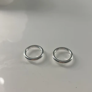 Silver ringar - Säljer 2 tjocka silver ringar och de gör jag för att de är förstora för mig och jag brukar ha xs i ringar då jag har väldigt små ringar så antingen är detta xs fast stor storlek eller en S