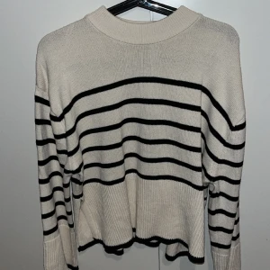 Långärmad stickad - En skön gullig randig långärmad stickad med slits💗