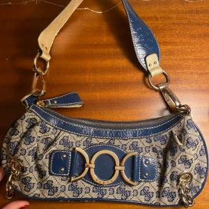 Skitsnygg äkta guessväska - Säljer denna fantastiskt fina väska från märket Guess! I fint skick!! Perfekt till alla möjliga tillfällen🙌🙌💞