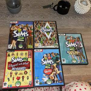 5 olika Sims spel. Skivorna är fina under! Jorden runt, djurliv, Sims 2 och 3❣️  100kr för alla❣️