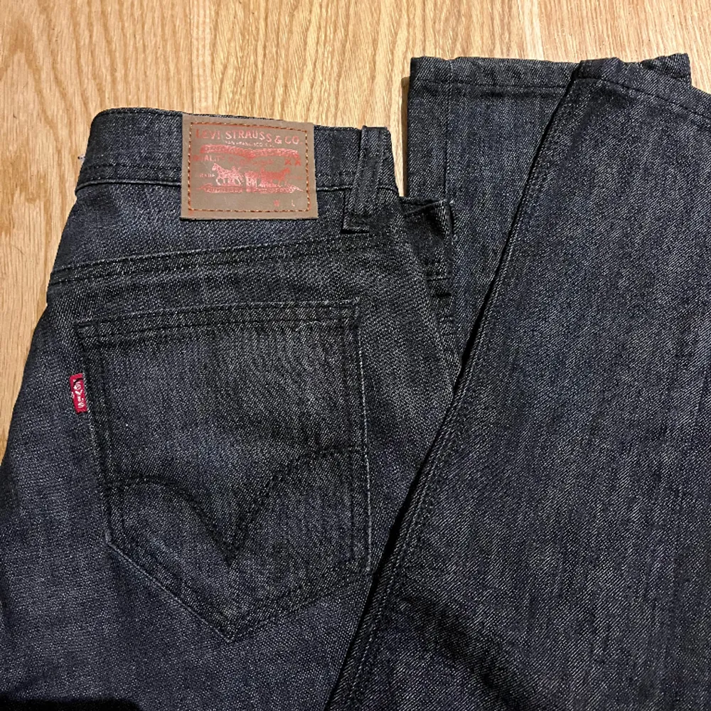 Mörkgrå Levis jeans. Hittar ingen storlek men de är 38cm i midjan och 105cm i benlängd. Oanvända.. Jeans & Byxor.