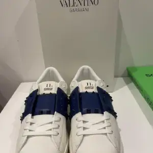 Stl. 43, Herr Helt nya valentino rockstud Open 11 skor.  Box och dustbag medföljer. 