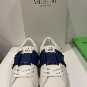 Valentino Skor - Stl. 43, Herr Helt nya valentino rockstud Open 11 skor.  Box och dustbag medföljer. 
