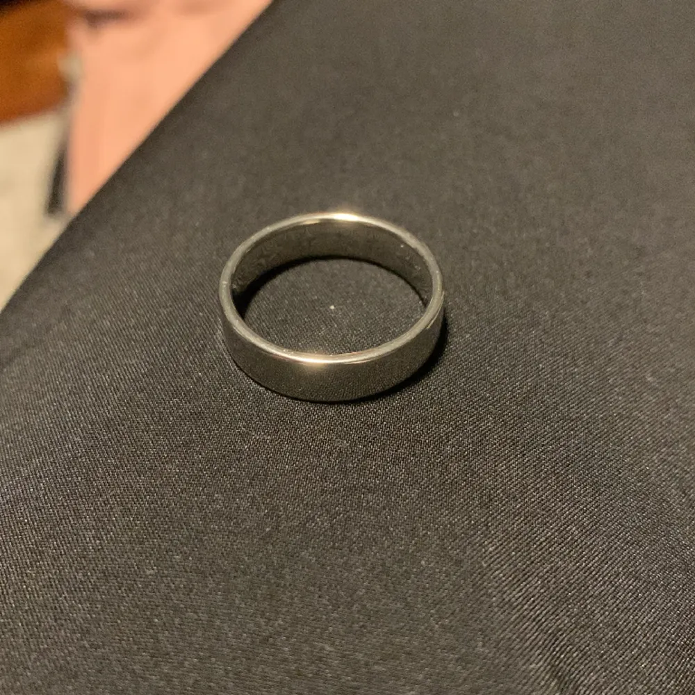 Säljer denna ring då den är för stor. Rostfritt stål.. Accessoarer.