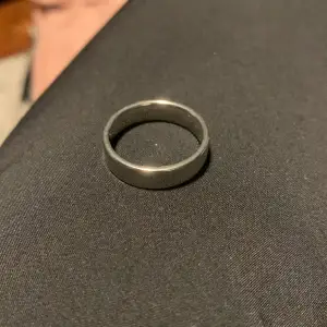 Säljer denna ring då den är för stor. Rostfritt stål.