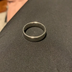 Ring - Säljer denna ring då den är för stor. Rostfritt stål.