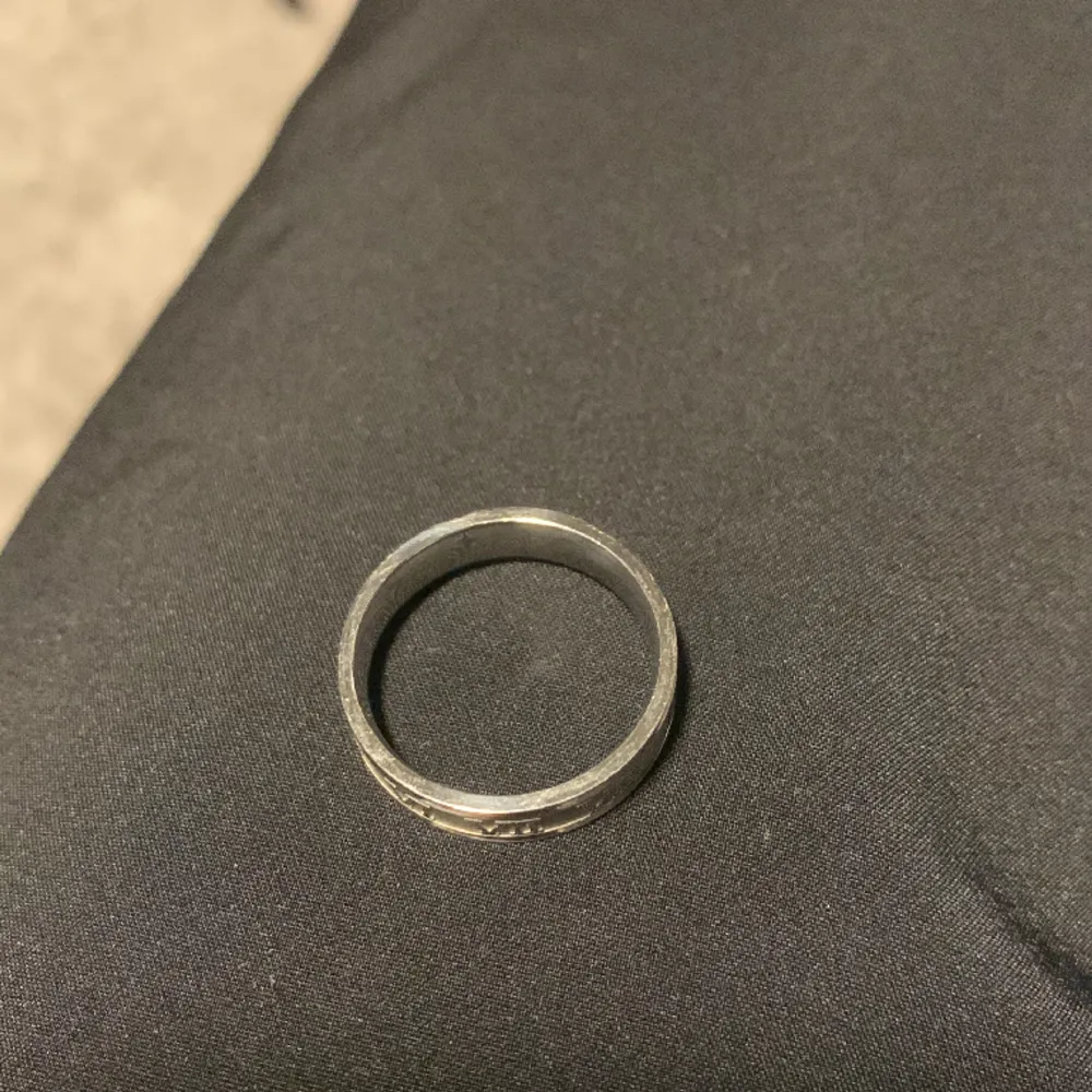 Säljer denna ring då den är för stor. Rostfritt stål.. Accessoarer.