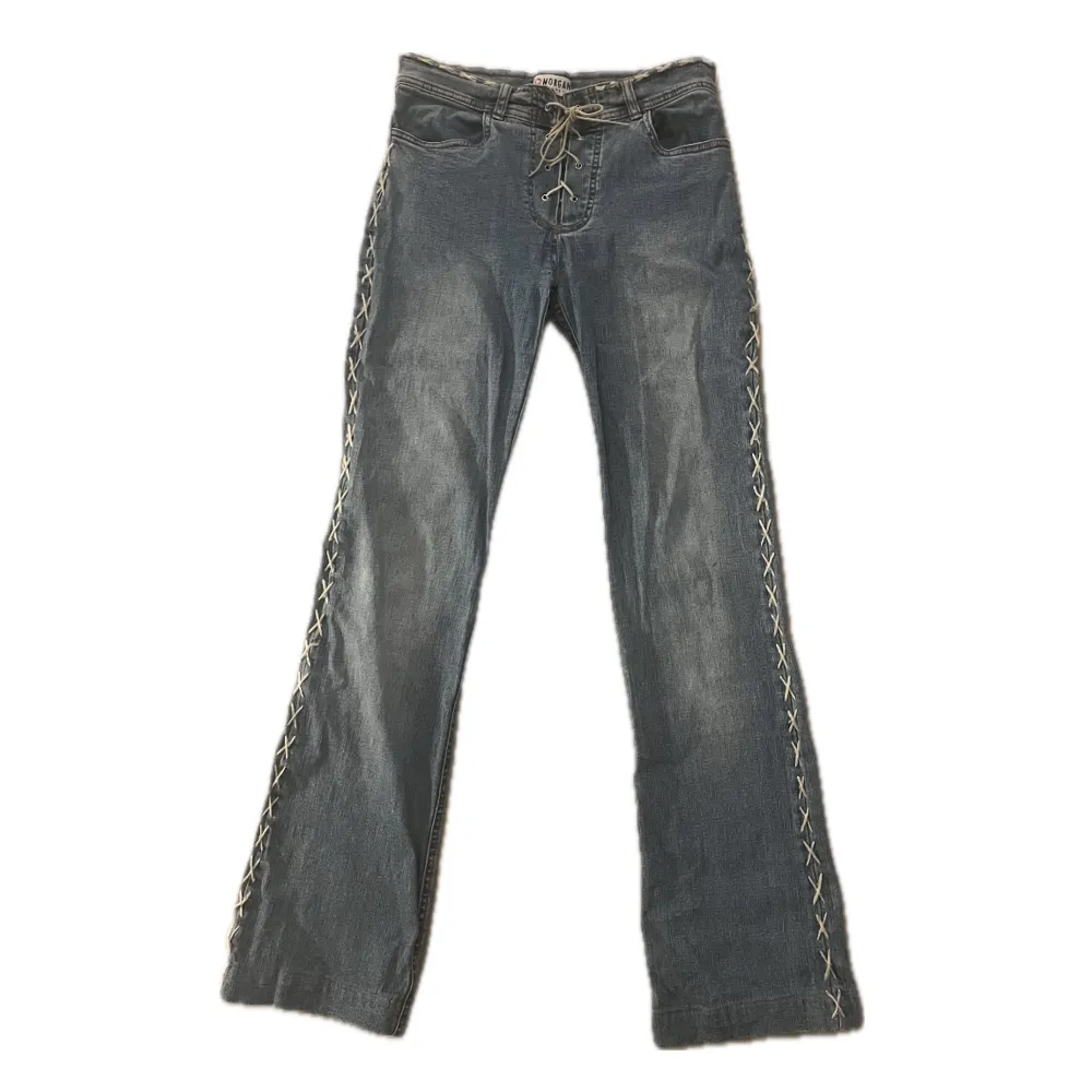 Så snygga jeans från 2000-talet. Säljer då de inte kommer till användning💞meddela mig för mått etc och kolla gärna in mina andra produkter💫. Jeans & Byxor.