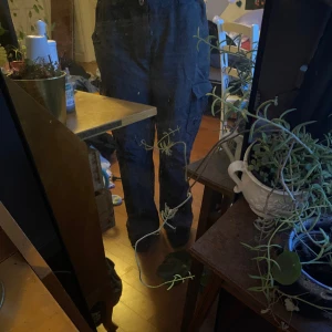 Cargo byxor  - Väldigt baggy cargos med ett ”snöre” i midjan så man kan justera den. Lite slitna men inget man tänker på.