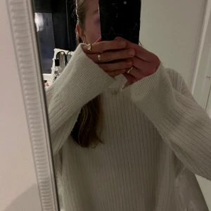 Stickad tröja✨ - Vit lite längre stickad tröja. Lite nopprig men annars inga synliga tecken på användning☺️ har du fler frågor eller vill ha fler bilder, hör gärna av dig!