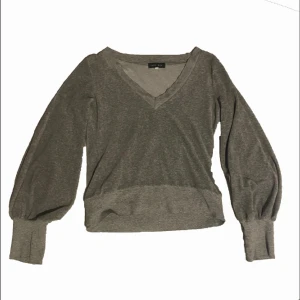 Grå tröja, stora ärmar - En grå tröja med lite puffigare ärmar. Är ej i användning längre. 