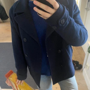 Vårkappa - Jag säljer en oanvänd kortare kappa som är perfekt till våren. Den är super bra i kvaliten. Säljer den då den blir lite stor för mig. Strl L men skulle säga att den passar M. Märket är bomboogie. Nypris 2200kr säljer den för 400kr. 