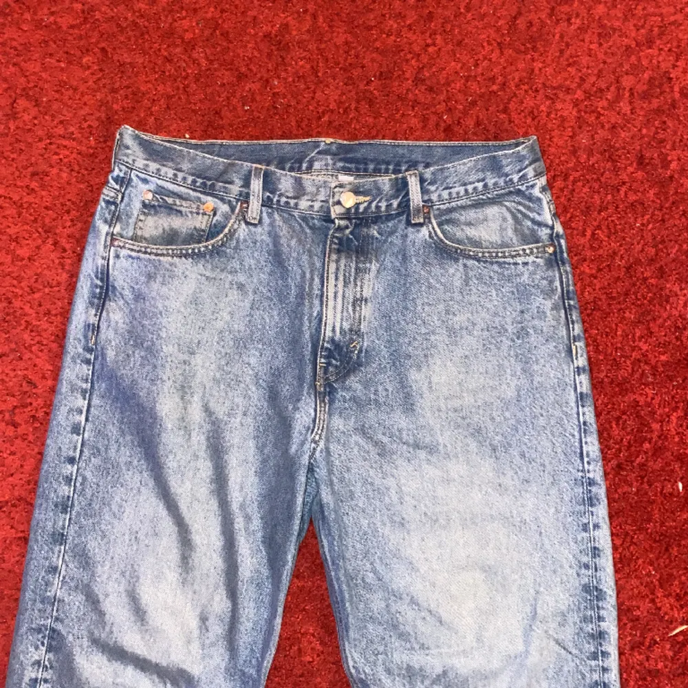 Ljusblåa weekday jeans, jättebra skick, galaxy modellen, stora i storleken . Jeans & Byxor.