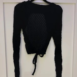 Topp - Festlig topp med fin öppen rygg från NA-KD! Stretch i materialet