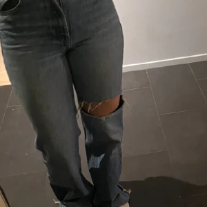 Jeans - Använt väl men i bra skick. Förekommer en defekt som man ser på bilden men kan klippas bort eller täckas för med en tröja.💕🌸
