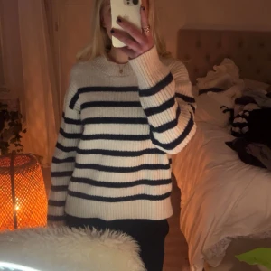 Randig stickad tröja - Randig stickad tröja från hm, andvänd Max 3 gånger