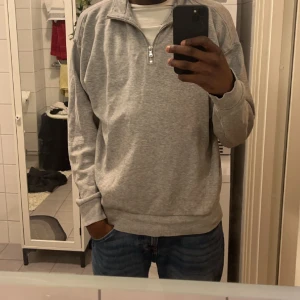 Half zip - Säljer för jag knappt använder den. Ser helt ny ut. Köpt för 699. Pris kan diskuteras. Har du storlek M eller L passar den nog dig.