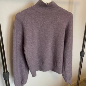 Lila stickad tröja - Säljer denna fina stickade tröjan från Lindex i xs. Lite nopprig men inget som inte försvinner med en noppkam eller noppmaskin. (lite starkare färg i verkligheten)💜
