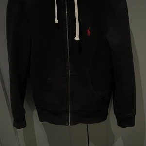 Polo Ralph lauren dress svart - Hej jag säljer min polo Ralph lauren dress svart pågrund av att den är liten