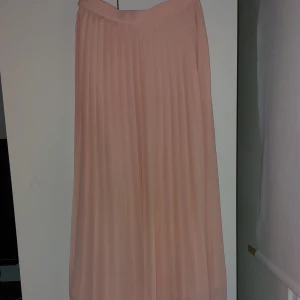 Rosa maxikjol - En snygg maxikjol som påminner mig om sleeping beauty, säljare den eftersom den är lite för liten på mig. Priset går alltid att diskutera!