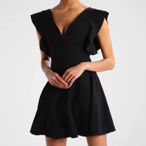 Klänningen  - Bara använt den röda klänningen några ggr De andra klänningar är nya 