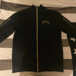 HUGO BOSS KOFTA - Hugo boss kofta i nyskick använd 4-5 ggr. Modellen passar både Män och kvinnor. Storlek S . Kan tänka mig gå ned i pris vid snabb affär!!