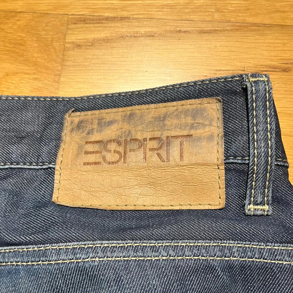 säljer dessa jeans jag har i lådan fått dem från pappa för längesedan han köpte dem när han var ung. Nypris: 900 kr . Jeans & Byxor.