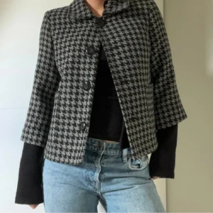 Trekvartsärmad jacka - Säljer denna skitsnygga trekvartsärmade jackan då den inte kommer till användning längre!! Inga defekter! (Första bilden är lånad)❤️‍🔥❤️‍🔥