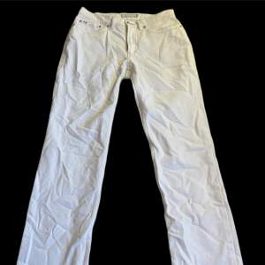 vita lowwaisted jeans från märket prêt. strl 38. bra skick! 