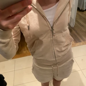  Juicy Couture sätt! - Säljer nu mitt jätte fina Juicy sätt med ziphoodie och shorts i handduks liknande tyg, perfekt till sommarn!☀️ Nypris ca 2000kr.  Knappt använt och skickas nytvättat! Kom privat vid fler frågor och lägg gärna prisförslag. Köparen står för frakten.💗