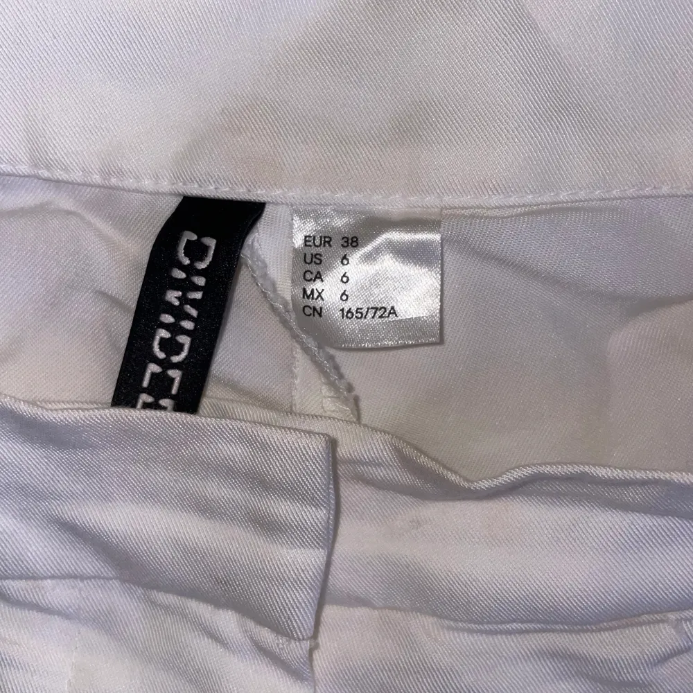vita byxor från H&M! väldigt tunnt material. strl. 38. några små fläckar, märks knappt. Jeans & Byxor.