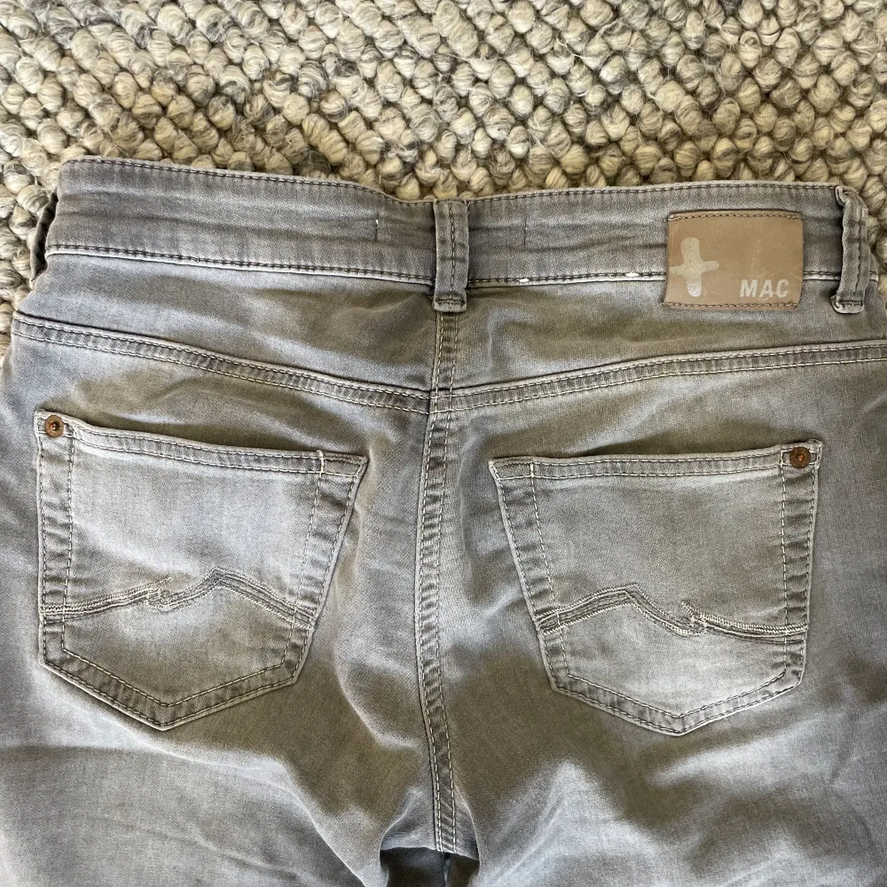 Grå lågmidjade jeans från Mac i storlek 34. Använde några gånger men inte slitna! Jag är 168 och dom är perfekta i längden💕. Jeans & Byxor.