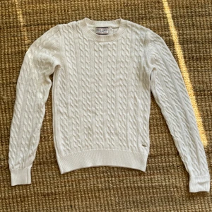 Vit Kofta 🤍 - Vit kofta från Holly White / Lindex 🤍 Storlek- S men passar nu som XS Pris - 100