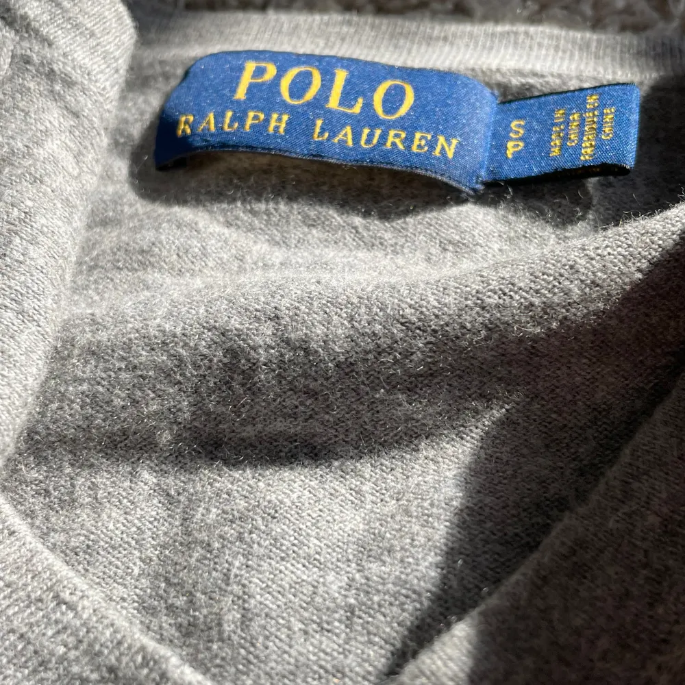 As det Ralph lauren tröja, Kashmir blandning, 10/10 skick, nypris 1600kr mitt pris 399. Tröjor & Koftor.