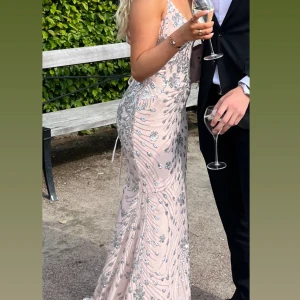 Balklänning  - Säljer denna skitsnygga balklänningen som endast är använd en gång. Säljer den då den inte kommer till användning tyvärr, vill egentligen inte för den är så fin😭😭😂 köparen betalar frakt, pris kan diskuteras. Den är köpt i London på quiz för 3000kr.