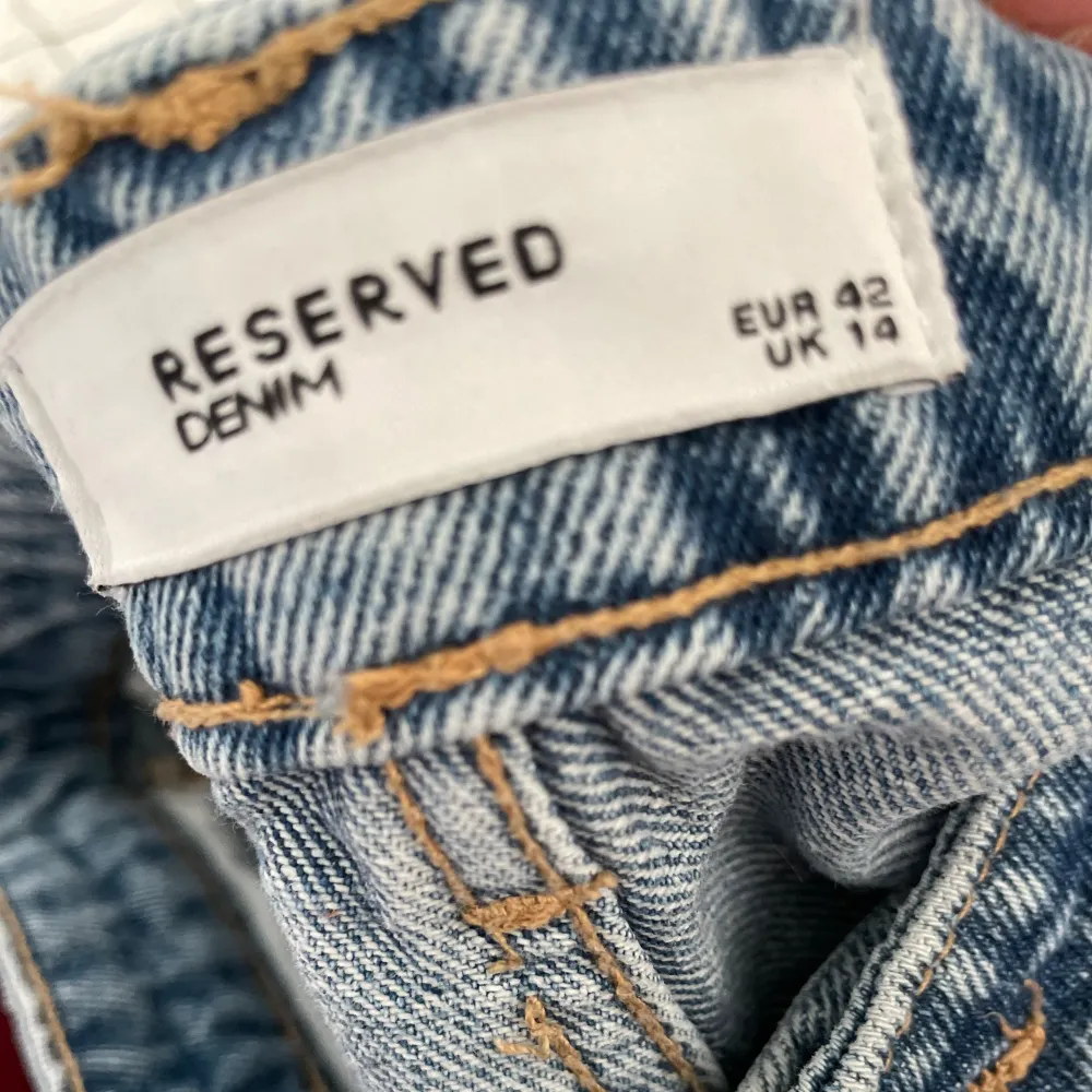 Jeans i storlek 42 säljer då dom är förstora. Bra skick . Jeans & Byxor.