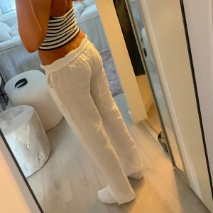 Vita linnebyxor, Chelsea  - Säljer nu mina vita linnebyxor i storlek XS och S från Chelsea då de inte längre kommer till användning. Byxorna är endast använda ett fåtal gånger!💕 Byxorna har inga snören, byxorna har två fickor (de syns igenom mer på bilden än i verkligheten)💕💕💕💕