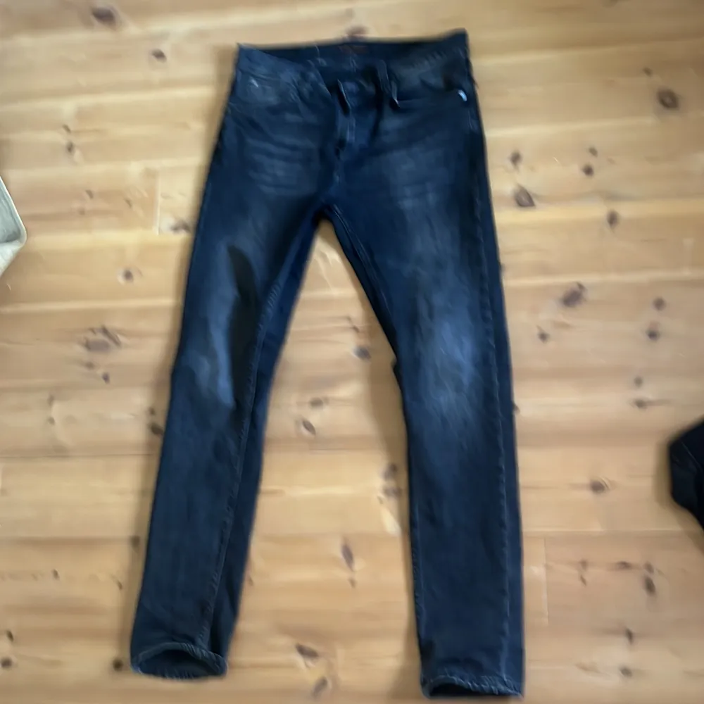 Snygga nudie jeans i storlek 32/34 Modellen är lean dean och färgen är black eyes 9/10 skick Kom gärna med bud!. Jeans & Byxor.