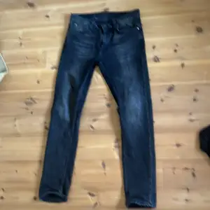 Snygga nudie jeans i storlek 32/34 Modellen är lean dean och färgen är black eyes 9/10 skick Kom gärna med bud!