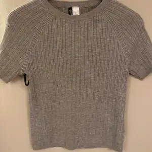 Grå tröja/topp storlek M från H&M/Divided  oanvänd  Ribbad  Längd 52 cm Akryl polyester viskos 