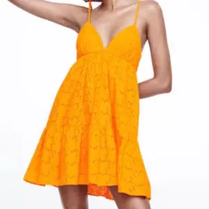 Helt perfekt och superfin sommar klänning ifrån zara. Säljer då den inte kommer till användning, köparen står för frakten💕