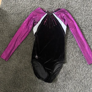 Gymnastikdräkt  - Har använt några gånger, men inga tecken på användning  Se över storleken i tabellen bland bilderna Rekommenderar att mäta